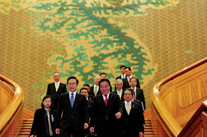▲ 이명박 대통령과 노다 요시히코(野田佳彦) 일본 총리가 19일 청와대에서 정상회담을 마친 후 양측 실무진들과 확대 정상회담장으로 향하고 있다.ⓒ청와대