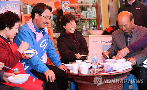 ▲ 19일 박근혜 한나라당 전 대표가 오는 10.26 인제군수 선거에 출마한 이순선 후보의 지원유세를 위해 인제지역을 방문해 주민과 점심을 하고 있다.ⓒ연합뉴스