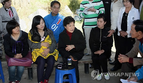 ▲ 19일 박근혜 한나라당 전 대표가 오는 10.26 인제군수 선거에 출마한 이순선 후보의 지원유세를 위해 인제지역을 방문, 군인가족과 간담회를 하고 있다.ⓒ연합뉴스