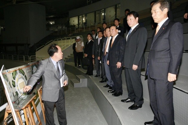 ▲ 최태원 SK그룹 회장(오른쪽 첫번째)이 지난 6월 그룹 CEO들과 함께 서울 송파구 방이동 핸드볼 전용 경기장 공사 현장을 찾아 공사 관계자한테 공정 진척도 등에 대한 브리핑을 받고 있다.