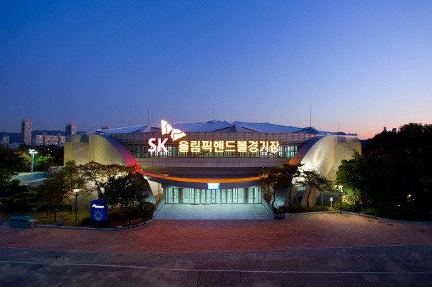 ▲ 최태원 SK그룹 회장(오른쪽 첫번째)이 지난 6월 그룹 CEO들과 함께 서울 송파구 방이동 핸드볼 전용 경기장 공사 현장을 찾아 공사 관계자한테 공정 진척도 등에 대한 브리핑을 받고 있다.