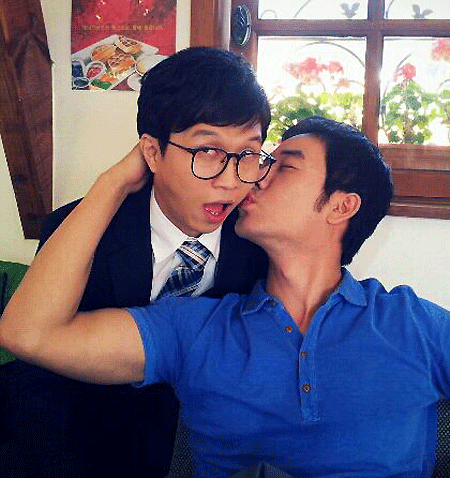 ▲ 엄태웅이 박성광에게 뽀뽀를 하고 있다. ⓒ 사진= 박성광 트위터