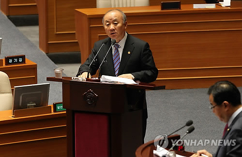 ▲ 류우익 통일부 장관이 19일 오전 국회 본회의 외교ㆍ통일ㆍ안보 분야 대정부질문에서 한나라당 김정훈 의원의 질문에 답하고 있다. ⓒ연합뉴스