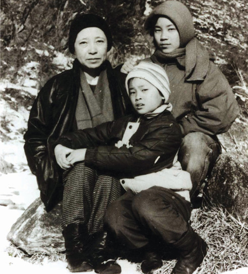 ▲ 오길남 박사가 북한을 탈출한 뒤 독일에서 윤이상에게 부인 신숙자씨와 두 딸 혜원-규원이 독일로 돌아올 수 있도록 도와줄 것을 간곡히 요청했으나, 윤이상은 북한이 보내온 이 문제의 사진을 주며 북으로 돌아가지 않으면 가족은 죽게 된다고 으름장을 놓았다고 오박사는 자신의 저서에서 밝히고 있다. 탈북자들의 증언으로 이 문제의 사진은 정치범들을 가둬 놓은 요덕수용소에서 촬영된 것으로 밝혀졌다.ⓒ