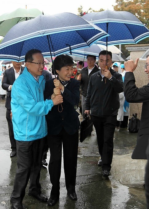 ▲ 박근혜 한나라당 전 대표가 지난 14일 부산을 방문, 정영석 동구청장 후보와 우산을 쓰고 유세를 하고 있다. ⓒ연합뉴스