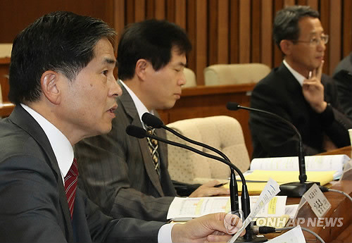 ▲ 외교통상부 최석영 교섭대표가 20일 국회 외교통상통일위원회의 한-미 자유무역협정(FTA) 토론회에서 FTA의 문제점 발언에 대해 답변하고 있다. ⓒ연합뉴스