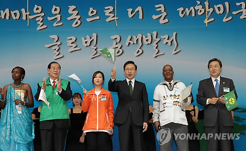 ▲ 이명박 대통령이 20일 울산광역시 동천체육관에서 열린 2011 전국새마을지도자대회에 참석, 참석자들과 새마을노래를 합창하고 있다.ⓒ연합뉴스