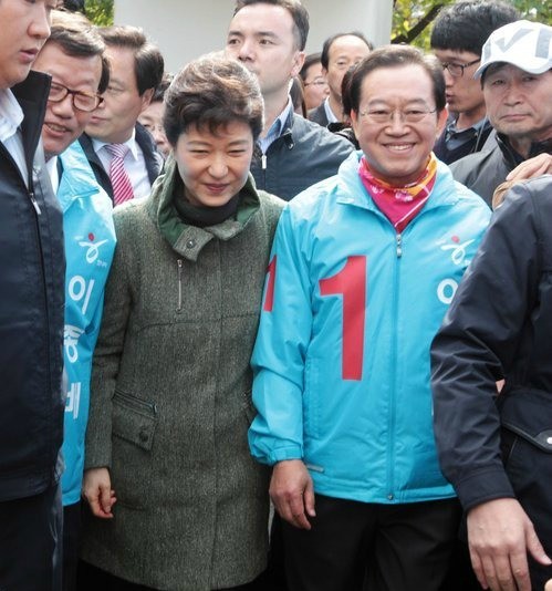 ▲ 20일 박근혜 한나라당 전 대표가 오는 10.26 충북 충주시장 재거에 출마한 이종배 후보의 지원유세를 위해 충주시 교현동 충주노인복지관으로 들어서고 있다. ⓒ연합뉴스