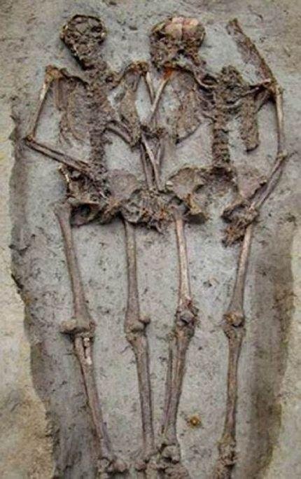 ▲ 손 잡고 잠든 남녀 유골 ⓒ 가제타 디 모데나