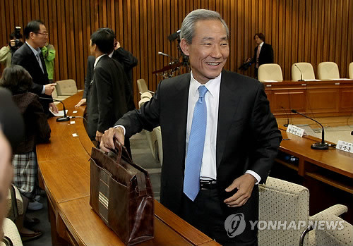 ▲ 김종훈 통상교섭본부장 등 한미FTA 찬반토론자들이 20일 국회 외교통상통일위원회의 한ㆍ미 자유무역협정(FTA) 끝장 토론 오전회의를 마치고 자리에서 일어나고 있다. ⓒ연합뉴스