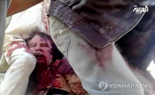 ▲ 이것이 독재자 최후의 모습(AP/알자지라=연합뉴스) 20일(현지시간) 리비아의 독재자 카다피가 마지막 거점 시르테에서 공격을 받아 숨진 뒤 알자지라 방송이 카다피의 모습이라고 공개한 영상.ⓒ