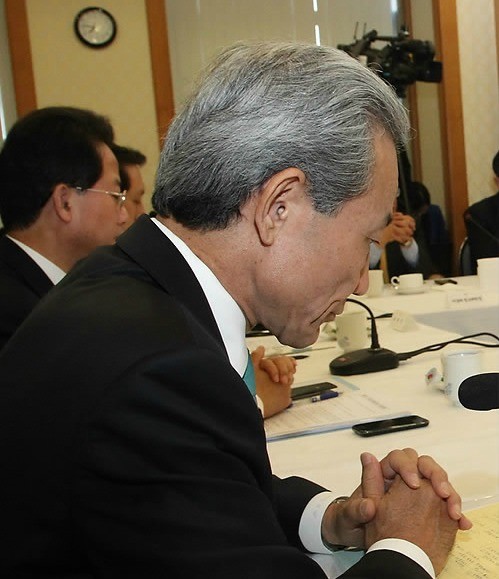 ▲ 김종훈 통상교섭본부장이 21일 국회에서 열린 고위당정회의에서 생각에 잠겨 있다. ⓒ연합뉴스