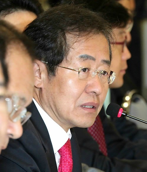 ▲ 한나라당 홍준표 대표가 21일 국회에서 열린 고위당정회의에서 카드 수수료 인하를 강조하고 있다. ⓒ연합뉴스