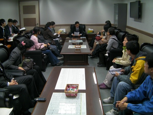 ▲ 사진 = 21일 50여 학부모단체들이 '학생인권조례안' 폐지를 김상현 교육위원장에게 요구하고 있다.ⓒ뉴데일리.