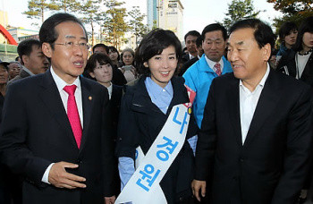 ▲ 한나라당 나경원 서울시장 후보가 19일 오후 서울 은평구 갈현동 물빛공원에서 거리유세에 앞서 홍준표 대표, 이재오 의원과 이야기를 나누며 시장으로 향하고 있다. ⓒ 연합뉴스