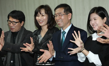 ▲ 범야권 박원순 서울시장 후보가 20일 오후 서울 종로구 안국동 선거캠프에서 멘토단과 만나 포즈를 취하고 있다. 왼쪽부터 임옥상 화백, 소설가 공지영, 박원순 후보, 배우 김여진.  ⓒ 연합뉴스