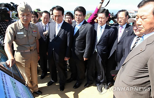 ▲ 지난 9월 국회 예결특위 제주해군기지사업 조사소위 위원들이 제주해군기지사업단 이은국 단장으로부터 사업에 대한 설명을 듣고 있다. ⓒ연합뉴스