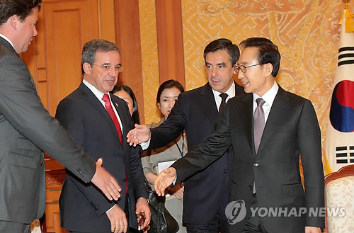 ▲ 이명박 대통령이 21일 청와대에서 프랑수아 피용 프랑스 총리(오른쪽 두번째) 소개로 마리아니 교통담당장관, 꾸르시알 재외국민담당장관(왼쪽)과 인사를 나누고 있다.ⓒ연합뉴스