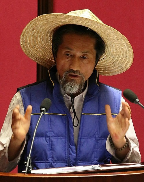 ▲ 농민 복장을 한 민주노동당 강기갑 의원이 21일 오후 국회 경제분야 대정부질문에서 서규용 농림수산식품부장관에게 질문하고 있다. ⓒ연합뉴스