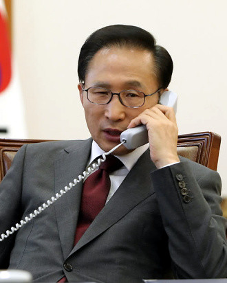 ▲ 이명박 대통령은 21일 김진표 민주당 원내대표를 비롯한 야당 중진 의원들에게 전화를 걸어 한미 자유무역협정(FTA) 비준동의안 처리에 대해 협조를 구한 것으로 전해졌다. ⓒ 연합뉴스