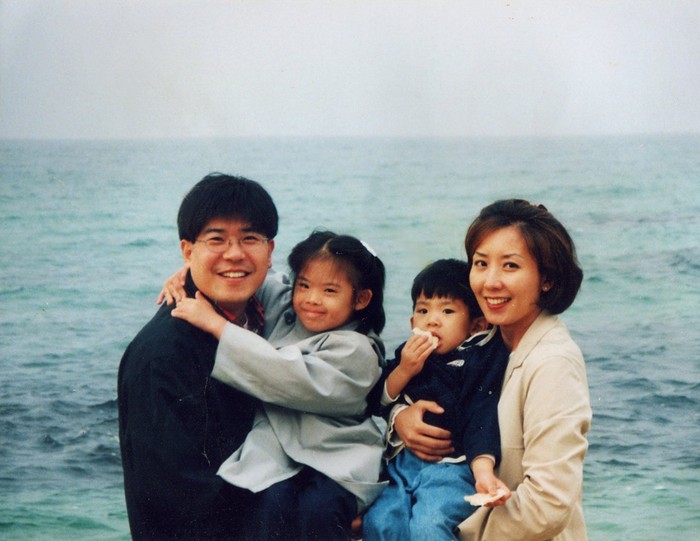 ▲ 1999년 찍은 나경원 후보 가족사진. 왼쪽부터 남편 김재호 판사와 큰딸 유나양, 현조군. ⓒ