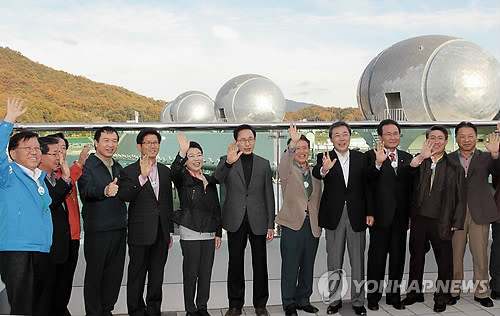 ▲ 이명박 대통령과 김윤옥 여사가 22일 오후 경기도 여주군 한강 이포보 공도교를 걸은 후 김문수 경기지사, 권도엽 국토부장관, 맹형규 행안부장관, 임태희 대통령실장 등 참석자들과 손을 흔들며 완공을 축하하고 있다. ⓒ연합뉴스