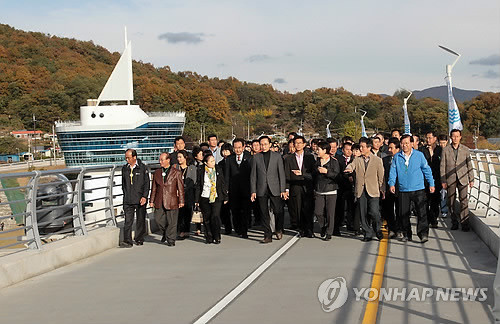 ▲ 이명박 대통령과 김윤옥 여사가 22일 오후 경기도 여주군에서 열린 4대강 새물맞이 기념행사에 앞서 지역 주민, 김문수 경기지사, 권도엽 국토부장관, 맹형규 행안부장관 등과 함께 이포보 공도교를 걷고 있다. ⓒ연합뉴스