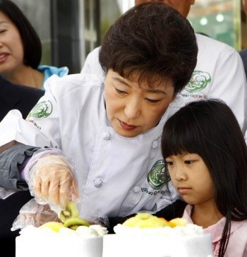 ▲ 박근혜 전 한나라당 대표가 21일 오후 서울 관악구 남현동 한 제과점에서 열린 '취약계층을 취한 제과바자회'에 참석, 다문화가정 어린이와 케익을 만들고 있다.ⓒ 연합뉴스