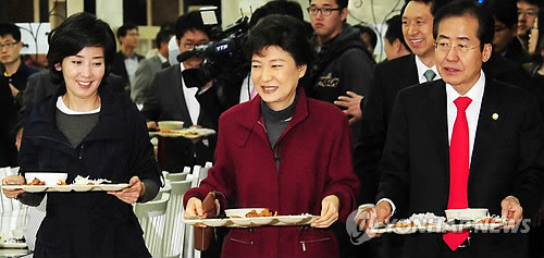 ▲ 한나라당 박근혜 전 대표와 나경원 서울시장 후보, 홍준표 대표가 10.26 재보궐선거 공식 유세 첫 날인 13일 서울 구로구 벤처기업협회 구내식당에서 식판을 들고 자리로 이동하고 있다. ⓒ 연합뉴스