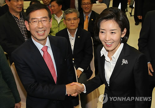 ▲ 한나라당 나경원 서울시장 후보와 범야권 박원순 후보가 21일 오전 서울 용산구 용산동 뮤지엄웨딩홀에서 열린 직능경제인단체총연합회 간담회에서 인사를 나누고 있다. ⓒ 연합뉴스