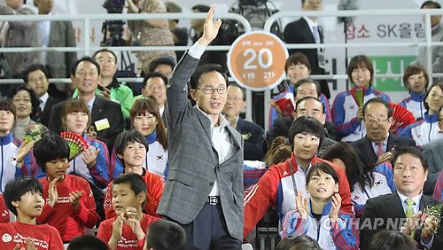 ▲ 핸드볼 경기를 관람하던 이명박대통령이 손을 들어 관중들의 박수에 답례하고 있다.ⓒ