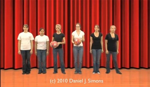 ▲ 미국 일리노이 대학교의 심리학 교수 다니엘 사이먼스가 진행해서 세계적으로 널리 인용되고 있는 투명고릴라 실험ⓒ