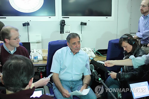 ▲ (미국 국방장관 전용기내=연합뉴스) 황재훈 특파원 = 리언 패네타 미국 국방장관(가운데)이 21일(현지시각) 수행 기자들과 공동 인터뷰를 하고 있다.ⓒ