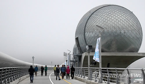 ▲ 개방 이포보 공도교 거니는 시민들 (여주=연합뉴스) 최찬흥 기자 = 23일 오전 일반에 개방된 경기도 여주 남한강 이포보 공도교에서 시민들이 깊어가는 가을을 즐기고 있다.ⓒ