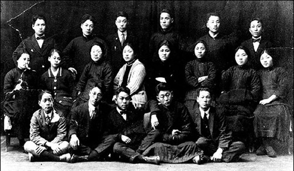 ▲ 모스크바레닌학교 시절의 박헌영(맨 아래 오른쪽에서 세번째). 동기 중에는 베트남을 적화시킨 호지명도 있었다.