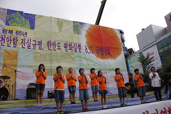 ▲ 2010년 8월 15일 좌파 진영이 서울역 광장에서 연 행사 모습. 앞으로는 서울시에서 이 같은 행사를 주관할 수도 있겠다.