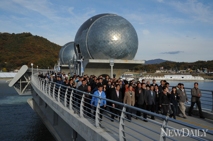 ▲ 이보포 공도교를 걷는 앞줄 왼쪽부터 김춘석 여주군수, 김문수 경기도지사, 권도엽 국토해양부장관, 이명박 대통령, 이충재 국토부 서울국토관리청장, 영부인 김윤옥여사.   ⓒ 이오봉 기자