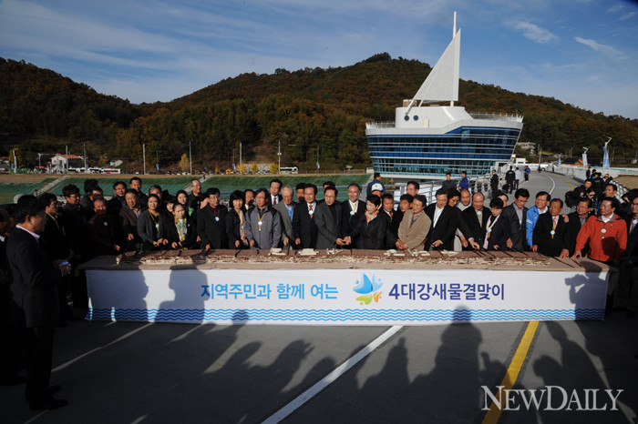 ▲ 이포보 공도교에서 지역 주민과 함께 하는 축하 떡 커팅.  ⓒ 이오봉 기자
