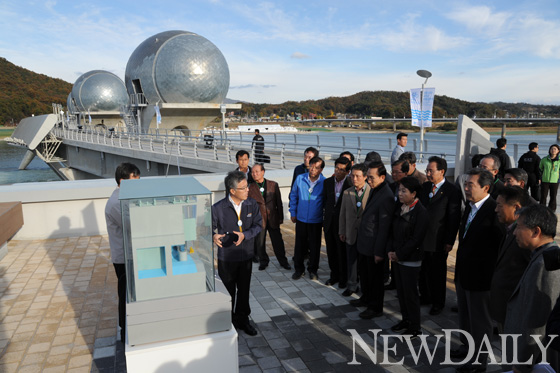 ▲ 22일 경기도 여주군 이포보에서 이명박 대통령이 소수력발전소에 대한 설명을 듣고 있다.  ⓒ이오봉 기자