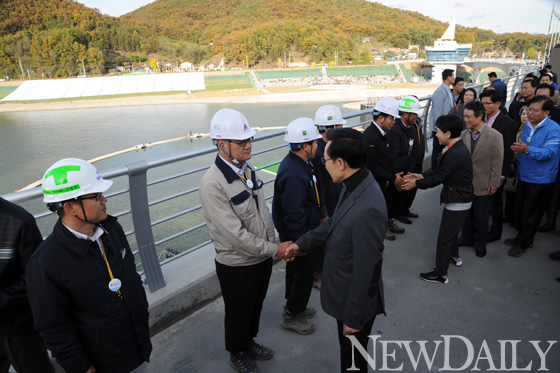 ▲ 이명박 대통령이 현장을 둘러본 후 건설 유공자들을 격려하고 있다.  ⓒ이오봉 기자
