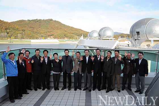 ▲ 이포보 소수력발전소 위에서 이명박 대통령 내외와 김문수 경기도 지사, 맹형규 행정안전부 장관 등이 현장을 둘러본 후 보를 배경으로 기념촬영을 하고 있다.  ⓒ이오봉 기자