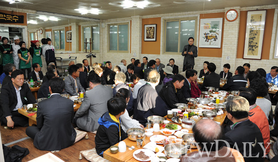 ▲ 이포보 인근에 위치한 음식점에서 이명박 대통령이 이포보 건설 관계자 및 가족 300여명을 초청하여 리셉션을 가졌다.  ⓒ이오봉 기자