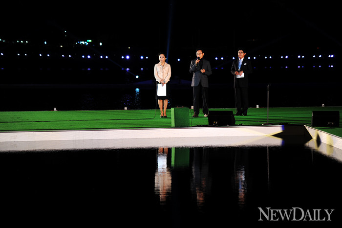 ▲ 이포보 수중광장에서 4원중계 4대강 새물결맞이 행사 축사를 하는 이명박대통령(가운데).   ⓒ 이오봉 기자
