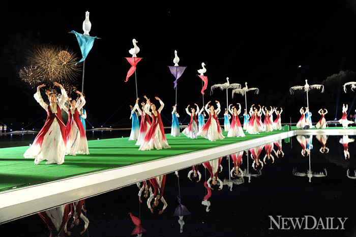 ▲ 이포보 수중광장에서 공식행사 새물결맞이 퍼포먼스.  ⓒ 이오봉 기자