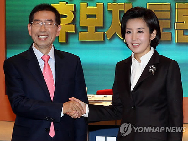 ▲ 지난 20일 서울시장 재보선 후보 TV토론 전 악수를 나누는 박원순 후보와 나경원 후보.