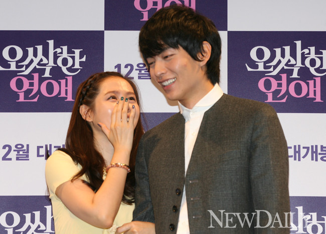 ▲ 24일 오전 서울 압구정CGV에서 영화 ‘오싹한 연애’의 제작 보고회가 열린 가운데 배우 손예진과 이민기가 포토타임을 갖고 있다. ⓒ 고경수기자