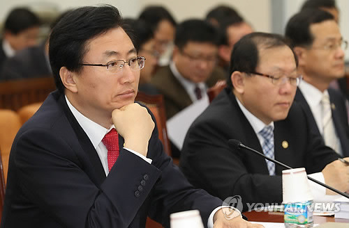 ▲ 최중경 지식경제부 장관이 24일 오전 국회에서 열린 지식경제위원회 전체회의에서 한-미 FTA 후속 대책 등에 대한 의원들의 질의를 듣고 있다. ⓒ연합뉴스