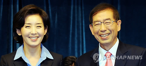 ▲ 한나라당 나경원 서울시장후보(왼쪽)와 범야권 박원순 서울시장후보가 24일 여의도 63빌딩에서 열린 한국방송기자클럽 주최 서울시장 후보 초청 토론회에서 밝게 웃고 있다.ⓒ연합뉴스