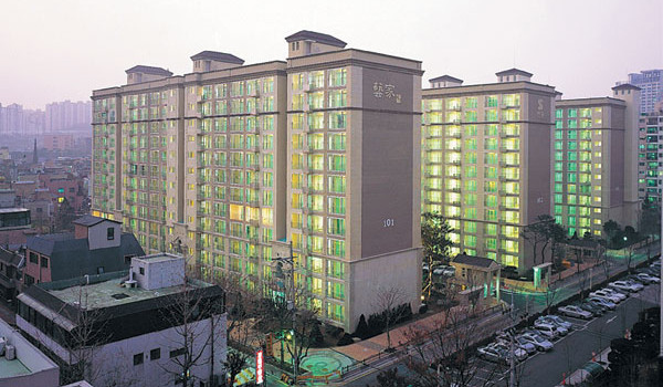▲ 2009년 리모델링을 한 서울 서초구 예가 아파트 단지. 리모델링은 집주인들이 비용을 100% 부담한다.