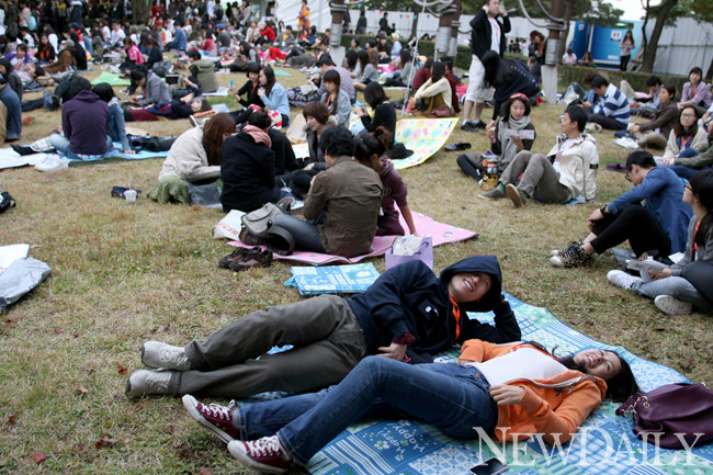▲ 잔디밭에서 공연을 즐기는 관람객들 ⓒ고경수 기자